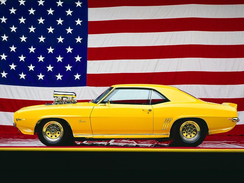 машина на фоне американского флага